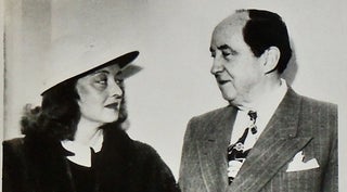 ORIGINAL PHOTOGRAPH: BETTE DAVIS AND HER LAWYER JERRY GEISLER IN COURT. 1950